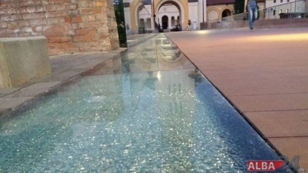 Podul de sticlă din Cetatea Alba Iulia a crăpat