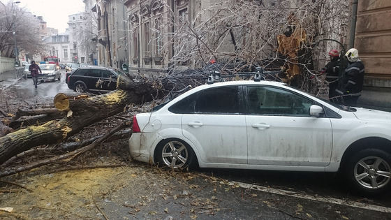 POLEI în Capitală: Pompierii din Bucureşti şi Ilfov au intervenit în peste 1.800 de cazuri. Peste 220 de maşini au fost avariate