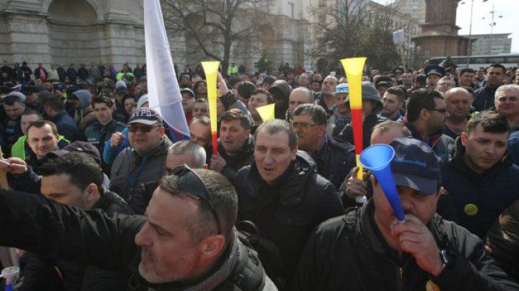 Polițiştii şi angajaţii din penitenciare ies din nou în stradă