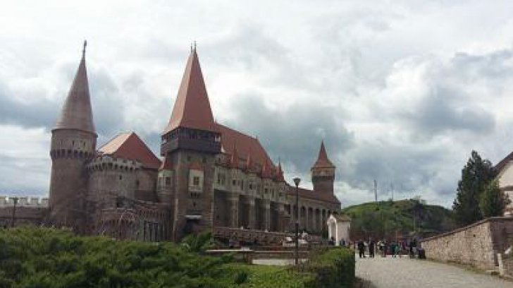 Polițiștii l-au reținut pe autorul furtului de la Castelul Corvinilor
