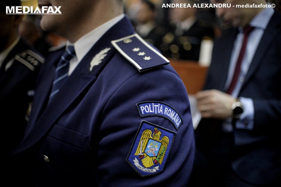 Poliţiştiii fac percheziţii în casa unui bărbat bănuit că a aruncat în aer un bancomat şi a fugit cu 177.000 de lei