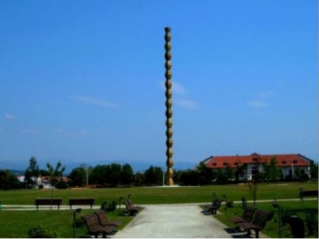 Poliția a întocmit dosar penal împotriva fetei de 16 ani care și-a scris numele pe Coloana Infinitului