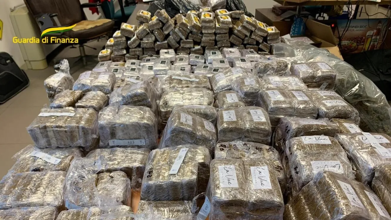 Poliţia italiană anunţă confiscarea a 2,6 tone de cocaină în Oceanul Atlantic, cu o valoare de aproximativ 500 de milioane de euro
