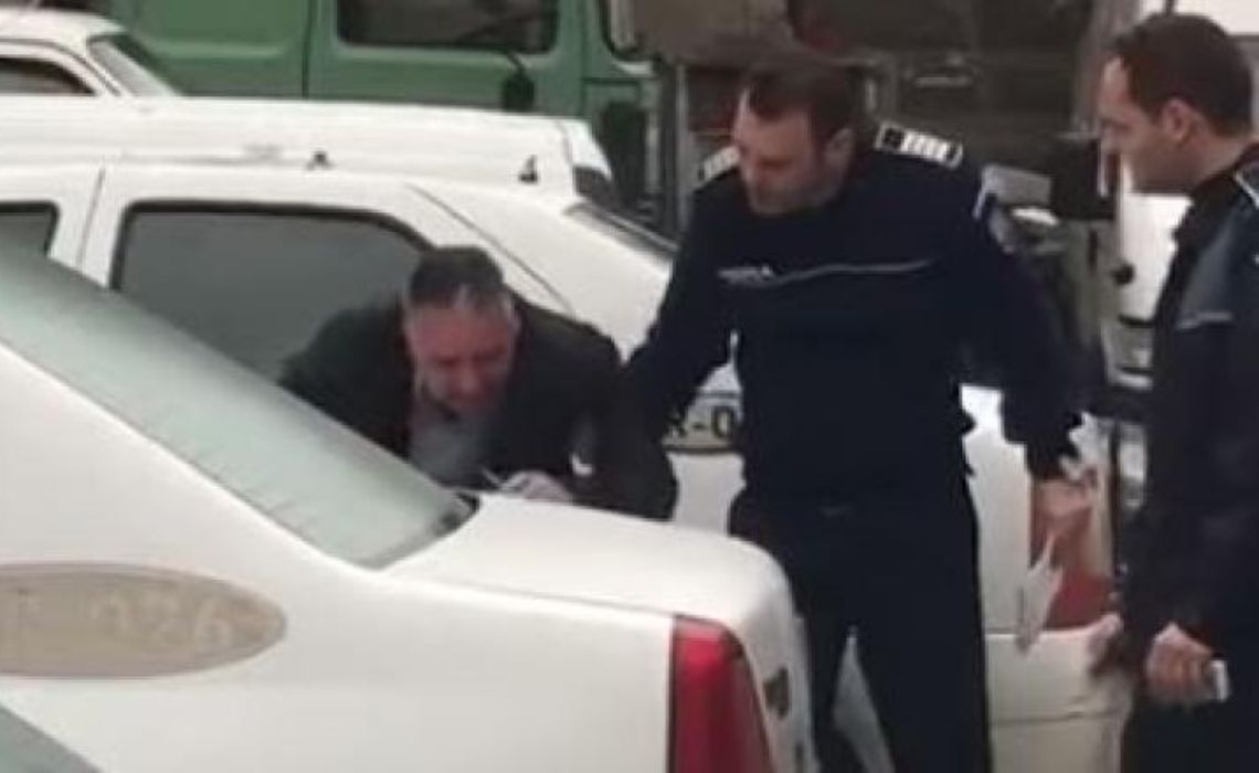 Polițist cercetat într-un dosar de șantaj, filmat când plânge în curtea IPJ Arad
