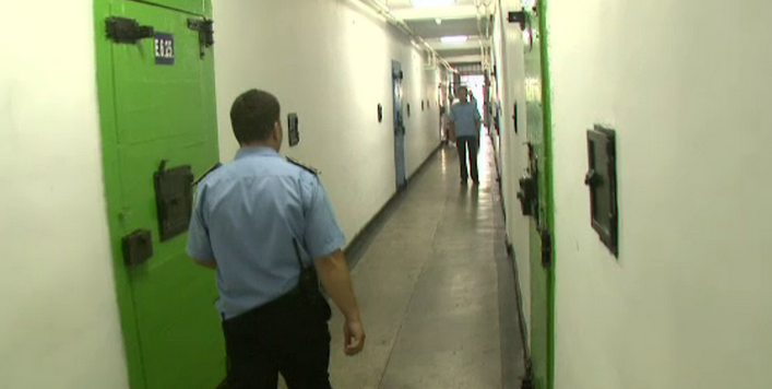 Polițist de la Penitenciarul Arad, găsit împușcat în post