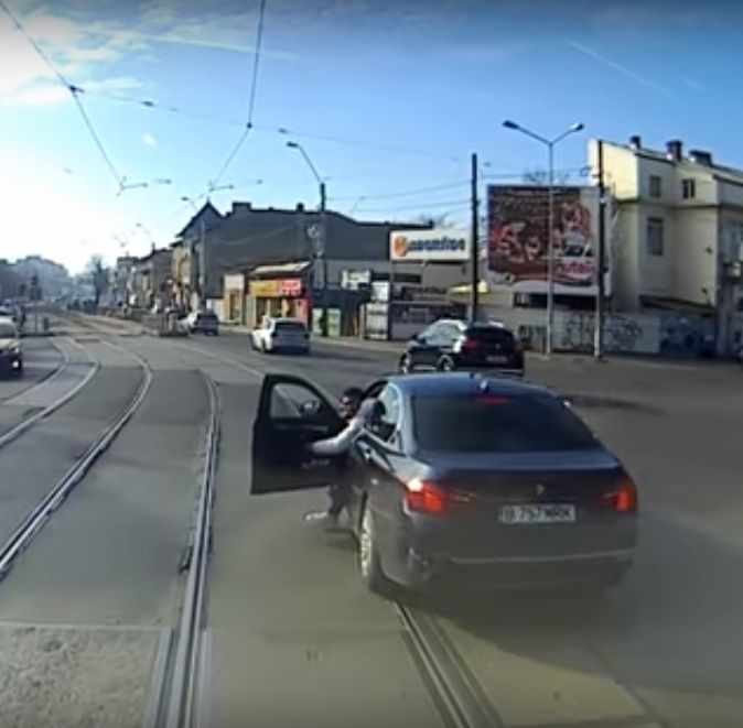 Politia a deschis dosar penal pentru distrugere in cazul vatmanului care a impins o masina cu tramvaiul