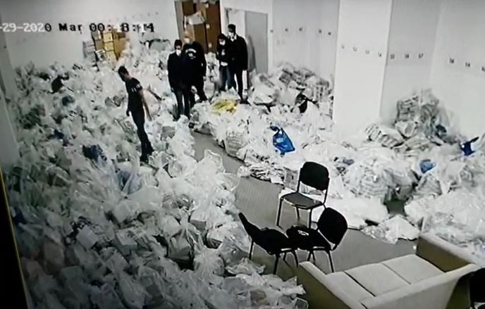 Politia face cercetari dupa difuzarea in spatiul public a unor imagini in care mai multe persoane par ca umbla la sacii cu voturi in Sectorul 1
