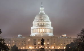 Politicienii americani se zbat să evite un