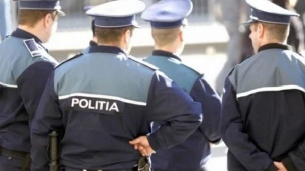 Politisti, amenintati cu un cutit. Barbatul a fost incatusat