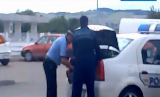 Politisti care au transportat un barbat in portbagajul masinii, cercetati disciplinar