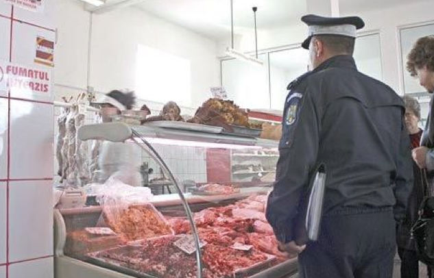 Politistii au confiscat carne stricata pe banda rulanta