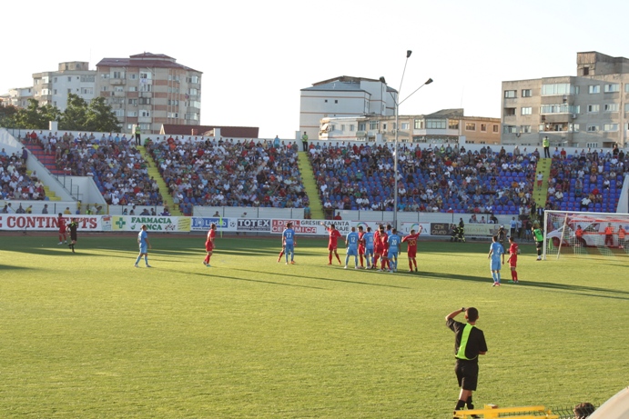 Polonezii de la Legia Varșovia s-au amuzat de rufele puse la uscat în vecinătatea stadionului din Botoșani. Replica lui Grozavu / FOTO