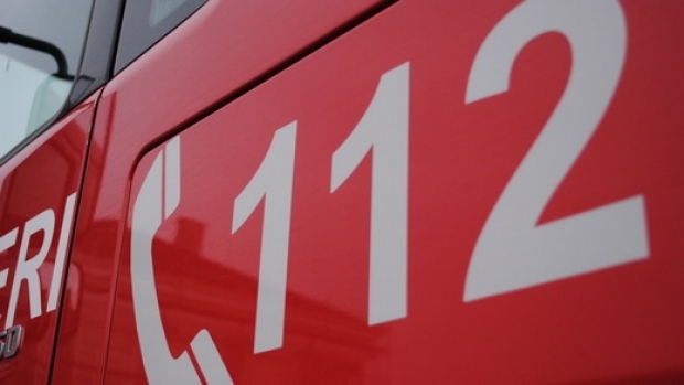 Pompierii au intervenit pentru un bărbat de 33 de ani rămas cu o mână blocată sub pat