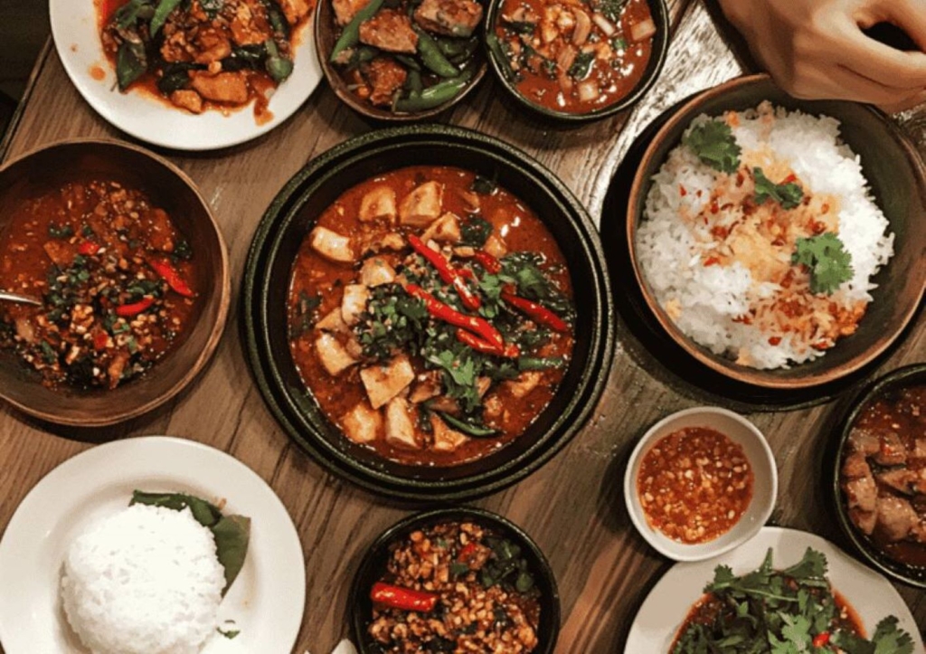 Porții mici și dese sau mese rare și copioase? Ce spun specialiștii în alimentație
