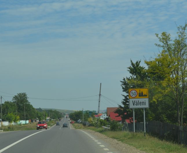 Poveste terifiantă din satul depravaţilor. Acasă la cele şapte brute din Vaslui: „Aşa-i trebuie! Am plâns când i-au arestat, fata e de vină!