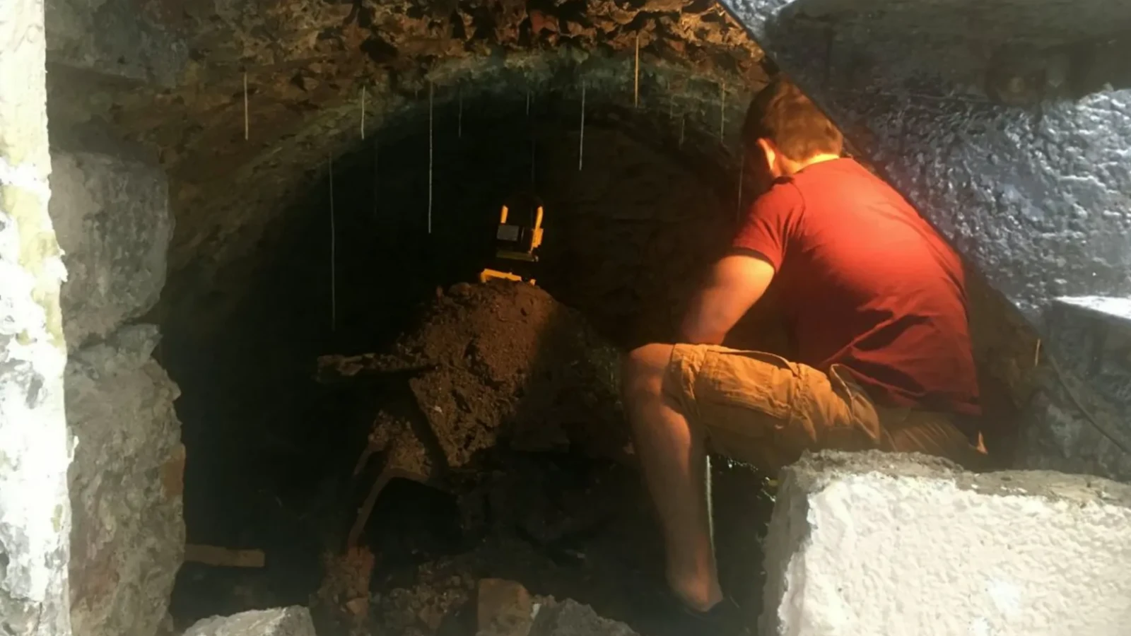 Povestea incredibilă a bărbatului care, în timp ce s-a apucat de renovări prin casă, a găsit poarta către anii 1900