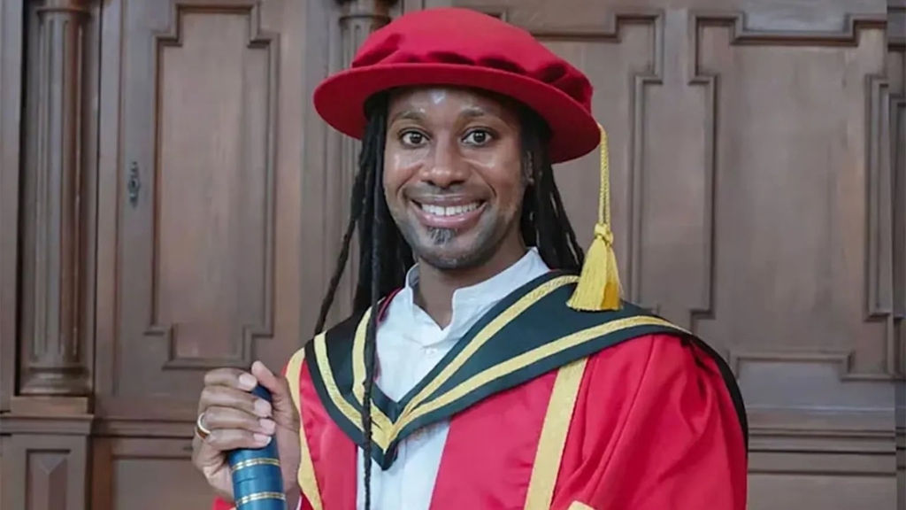 Povestea profesorului de la Cambridge care a spus că a fost analfabet până la 18 ani. Familia acuză o campanie de hărțuire după ce a fost găsit mort
