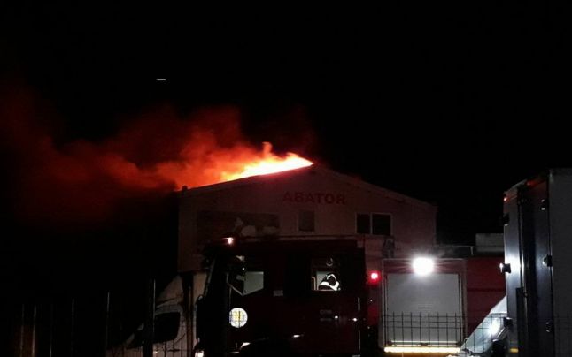 Prahova: Incendiu puternic la un abator; în apropiere se află rezervoare cu motorină şi GPL