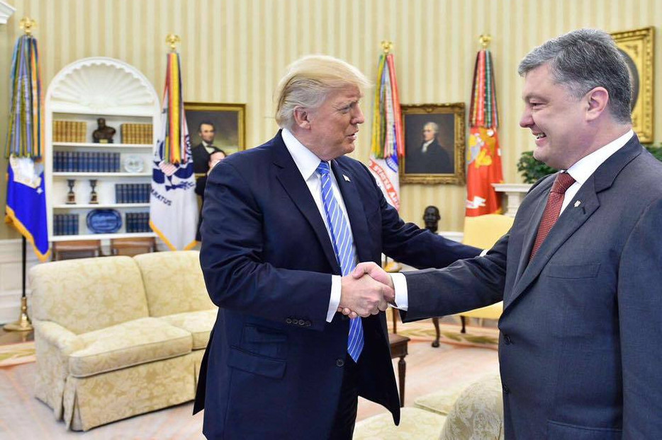 Preşedintele Ucrainei Petro Poroşenko a plătit 400.000 de dolari pentru a se întâlni cu Donald Trump