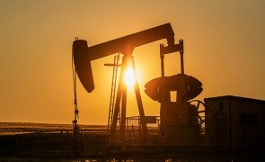 Prețul petrolului a scăzut cu 7.7%, atingân unul din cele mai scăzute niveluri din ultimul an