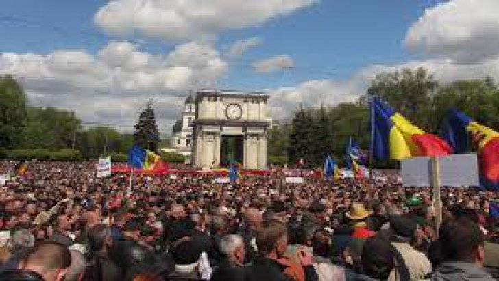 Precedentul Ucraina se contureaza la granite: Protest spontan la Chişinău pentru uniriea Moldovei cu România