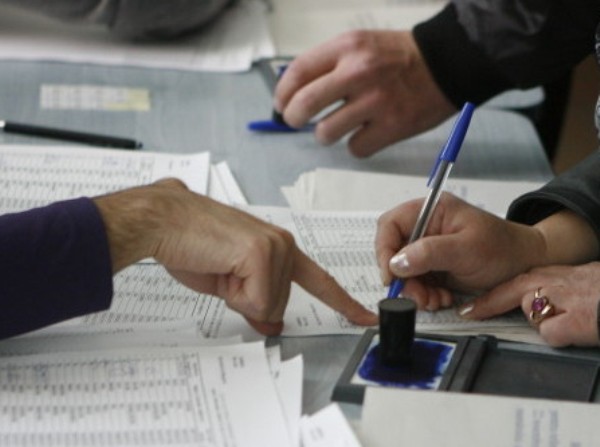 Premieră: Cărțile de identitate vor fi scanate alegerile locale