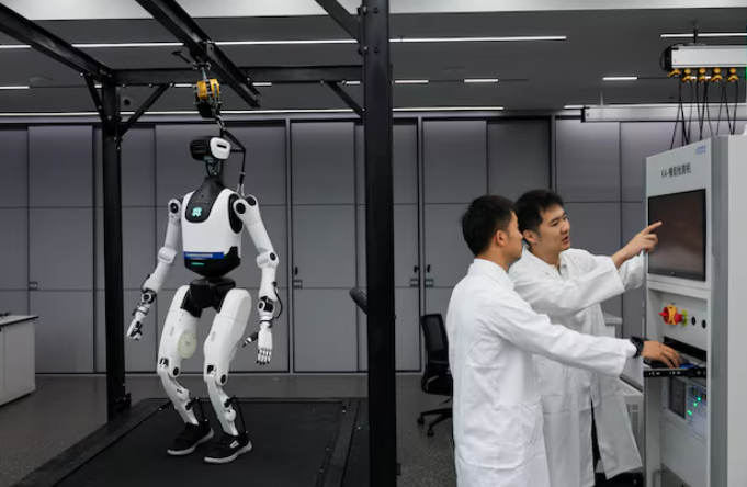 Premieră pe piața asigurărilor din România: un robot umanoid și un câine-robot au fost asigurați pentru peste 141.000 de euro
