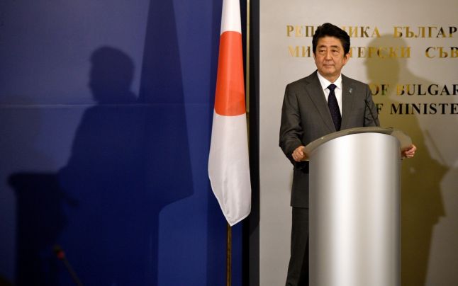 Premierul japonez Shinzo Abe soseşte marţi la Bucureşti. Este prima vizită în România a unui prim-ministru al Japoniei