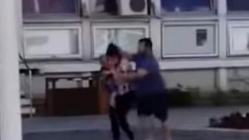 Preot filmat în timp ce își bate soția pe stradă, în plină zi, la Bacău. Femeia are copilul în brațe
