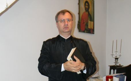 Preotul-mason care huzureşte pe spatele românilor de pretutindeni