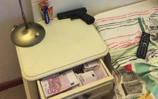 Presa bulgară a publicat fotografii din dormitorul premierului Borisov, în care liderul de la Sofia doarme lângă o armă şi o grămadă de bani