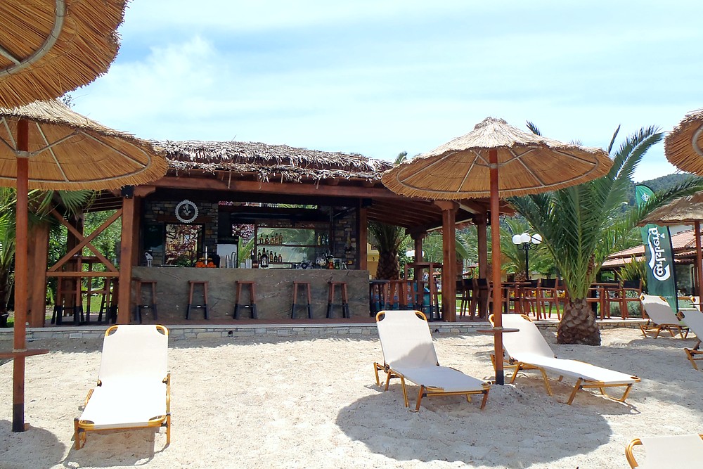 Presedinte ANPC: „Nu este legal ca operatorii economici să aşeze şezlonguri şi beach-baruri pe zona extinsă de plajă