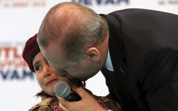Presedintele Turciei a facut o copila sa planga in fata a mii de oameni si i-a binecuvantat moartea