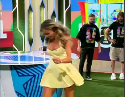 Prezentatoarea care a pierdut pariul cu Dan Alexa s-a ținut de promisiune: "Băi, dar le face! Eu n-am crezut"
