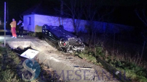Prigonea cu masina prin localitate si a intrat in stâlp. Silvius a ajuns la spital