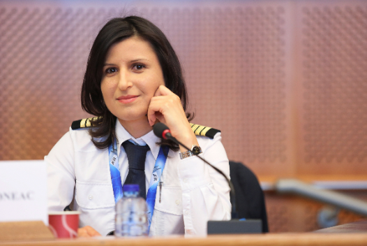 Prima femeiei comandant de aeronava promovata la Bruxelles e româncă