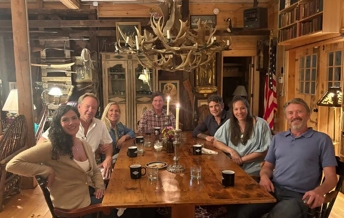 Prima fotografie cu nucleul partidului lui Tucker Carlson. Grupul e format din foști suporteri ai lui Donald Trump, dezamăgiți de implicarea sa în războaiele globale