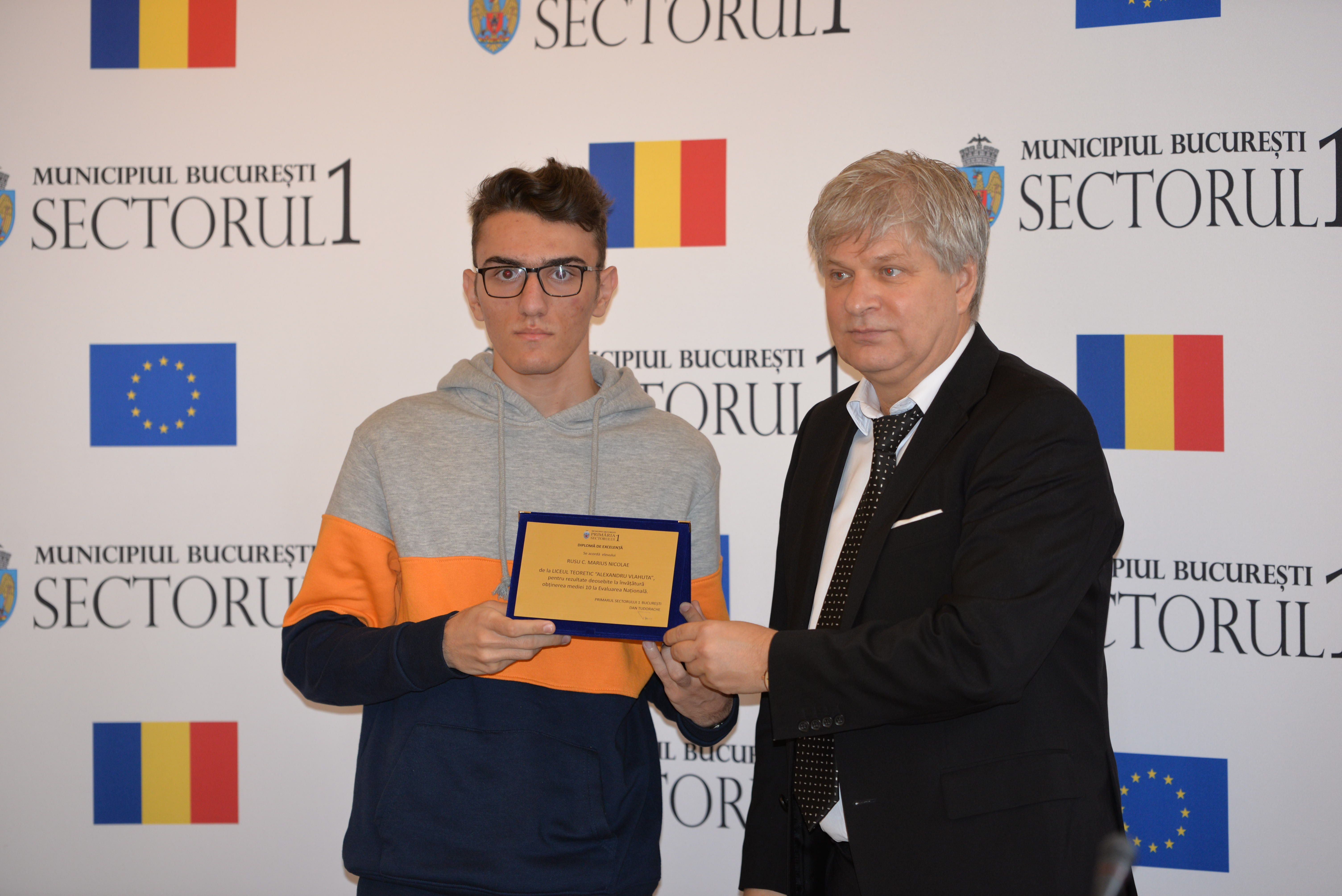 Primarul Dan Tudorache i-a premiat pe cei mai buni elevi din sectorul 1