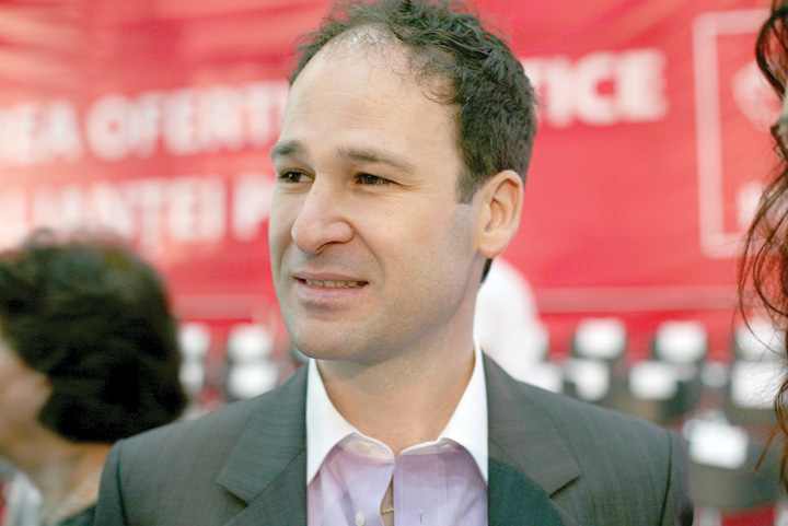 Primarul Robert Negoiţă vrea să facă parcare cu plată în curtea unei şcoli