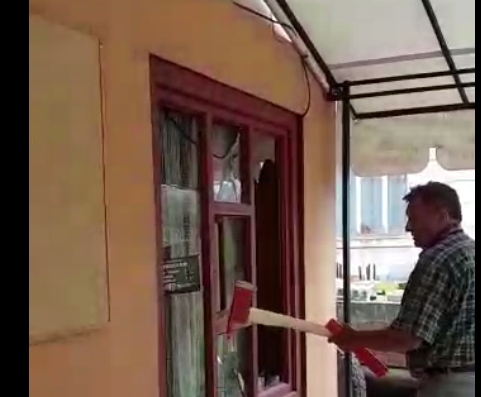 Primarul unei comune a distrus cu toporul un local pe care voia să îl evacueze