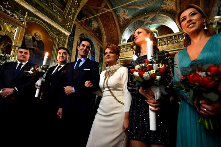 Primele imagini de la nunta Liei Olguța Vasilescu și a lui Claudiu Manda! Ce rochie a purtat mireasa în biserică