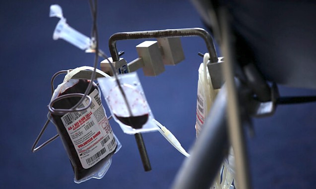 Primul centru mondial de transfuzie pentru persoanele nevaccinate oferă 1.000 de dolari pentru sânge necontaminat de serurile mARN