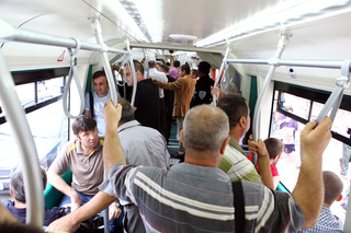 Primul oraş din România în care biletul pentru transportul în comun se va plăti doar cu telefonul şi cu cardul