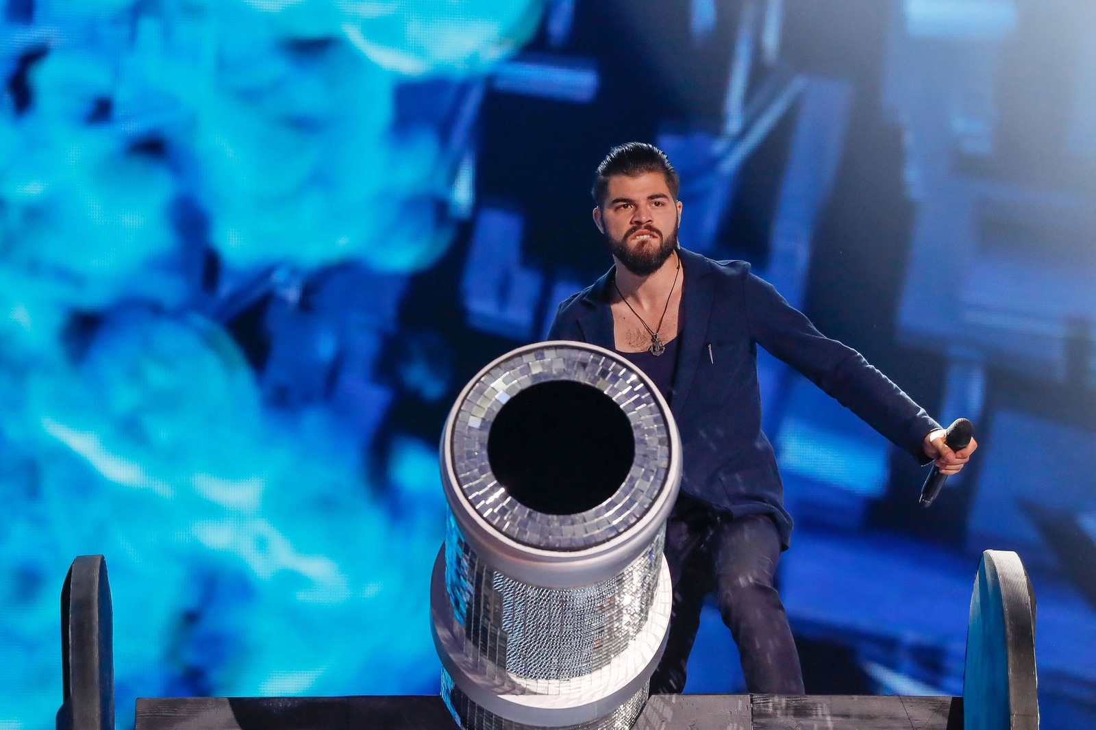 Probleme pentru România la Eurovision: Alex Florea s-a accidentat la prima repetiţie pe scena de la Kiev