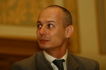 Procesul lui Bogdan Olteanu, în care este acuzat că a luat mită de la Sorin Ovidiu Vîntu, se reia la toamnă