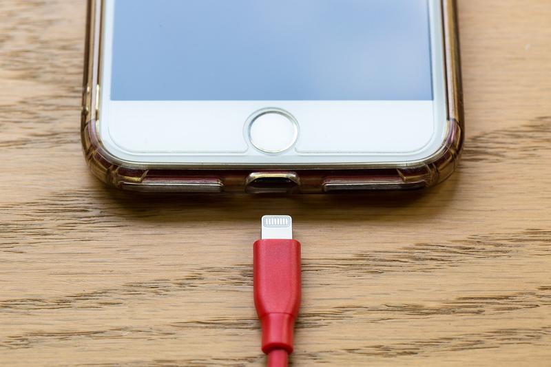 Procuror american: Nu mai încărcați telefoanele în porturi USB publice sau folosind cablurile altora
