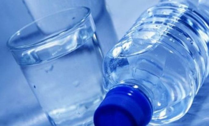 Producătorii îmbuteliază la greu, iar supermarketurile vând populației apă otrăvită