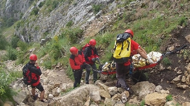 Profesorul care însoţea un grup de studenţi în Munţii Făgăraş şi a căzut în prăpastie a fost găsit mort