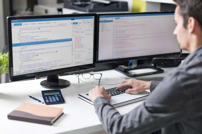 Programatorii cu studii medii, scutiţi de impozit de la 1 februarie