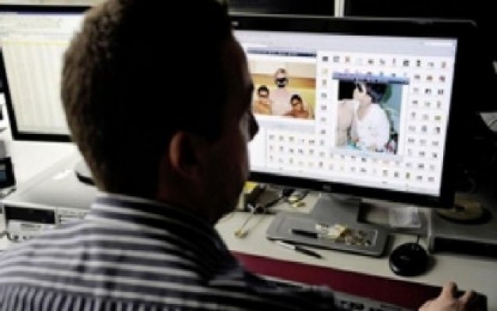 Prostituată românca descoperita de Anonymus ca facea sex cu fiica ei de 3 ani pentru o retea de pedofili